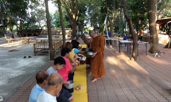 กิจกรรมบำเพ็ญบุญตักบาตร ณ วัดบวรพุทธาวาส